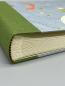 Preview: Fotoalbum 15×21 cm quer Kleiner Prinz – Detail olivgrüner Leinenrücken, handgebunden in Mühltal