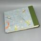 Preview: Fotoalbum 15×21 cm quer Kleiner Prinz – Rückdeckel mit Le Petit Prince-Motiv und olivgrünem Leinenrücken