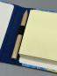 Preview: Haftnotizblock mit Stift Marmor blau – Innenansicht mit Haftnotizblock (100 Blatt gelb) und Mini-Bleistift in Stiftschlaufe