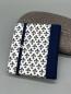 Preview: Haftnotizblock mit Stift Lilien – handgebundenes Büchlein mit Lilien-Motiv, Rückseite, Metallösendetail