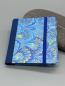 Preview: Haftnotizblock mit Stift Marmor blau – Vorderdeckel mit Marmormuster in Blautönen, blauer Leinenrücken und Gummiband