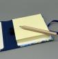 Preview: Haftnotizblock mit Stift Marmor blau – Innenansicht mit Block (100 Blatt gelb) und Mini-Bleistift in Stiftschlaufe