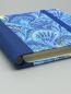 Preview: Haftnotizblock mit Stift Marmor blau –Seitenansicht mit Haftnotizblock (100 Blatt gelb), Stift, Gummiband