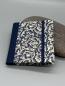 Preview: Haftnotizblock mit Stift Wirbel blau – Vorderdeckel mit echtem Carta-Varese-Papier, Wirbel- und Rankenmuster in Blau, dunkelblauer Leinenrücken und Gummiband