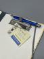 Preview: Klemm-Mappe A5 Signatur – Detailansicht Klemme mit Stifthalter