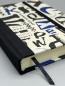 Preview: Notizbuch Bindung Lesebändchen Buchstaben schwarz Detail