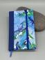 Preview: Notizbuch 9×15 cm Marmoriert – Vorderdeckel Variante Blau, selbst marmorierter Einband, passender Leinenrücken und Gummiband