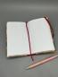 Preview: Notizbuch 9×15 cm Marmoriert Variante Rot – offenes Buch, Seiten mit Lesebändchen und Kapitalband