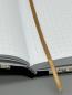 Preview: Notizbuch 9×15 cm Partitur – offen liegendes Buch mit hochweißen punktkarierten Seiten und Lesebändchen