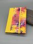 Preview: Immerwährender Taschenkalender Marmoriert – Vorderdeckel Variante Gelb mit Kammzug-Marmormuster, farblich passender Leinenrücken und Gummiband
