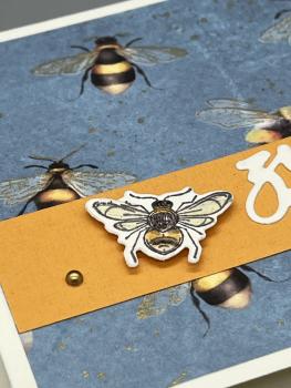 Preview: Detail handkoloriertes Bienchen auf gelbem Streifen