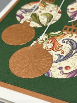 Preview: Weihnachtskarte A6 Geschenk Kugeln Detail Prägung