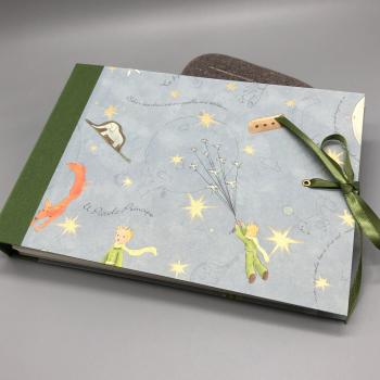 Geschenkverpackung Papierbogen Junge Erzählung Saint-Exupéry Planet Fuchs Elefant Fotoalbum Verwendungsbeispiel