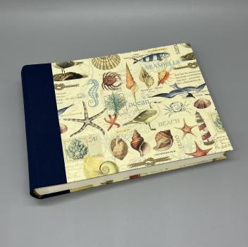 Fotoalbum 15×21 cm quer Marina – Vorderdeckel mit maritimem Golddruck-Motiv von Kartos (Muscheln, Seesterne), blauer Leinenrücken
