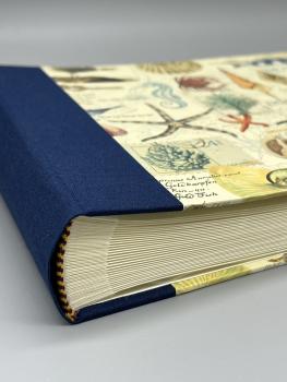 Preview: Fotoalbum 15×21 cm quer Marina – Detail blauer Leinenrücken, handgebunden in Mühltal