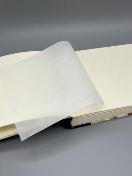 Preview: Fotoalbum 15×21 cm quer Marina – aufgeschlagene Seite mit leinenstrukturiertem Pergaminblatt über weißem Fotokarton