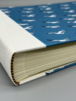 Preview: Fotoalbum 15×21 cm quer Möwenflug – Detail weißer Leinenrücken, handgebunden in Mühltal
