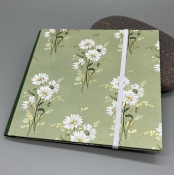 Buch Gummiband Fotos Seiten Faltung Faltbuch grün Gänseblümchen