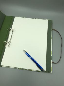 Buch Ringmechanik grün Innenseite Deckblatt Stift