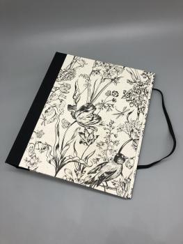 Buch Ringmechanik Blumen schwarz Front Gummiband