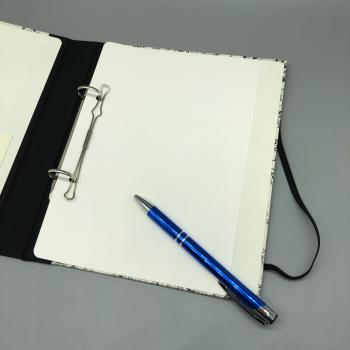 Buch Ringmechanik schwarz Seiten Stift