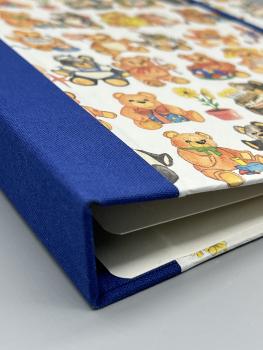 Preview: Ringordner A5 Teddys – Detail blauer Leinenrücken und Teddybären-Motiv