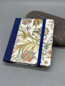 Haftnotizblock mit Stift Cipro – Vorderdeckel mit florentinischem Rankenmotiv und Golddruck von Kartos, blauer Leinenrücken und Gummiband