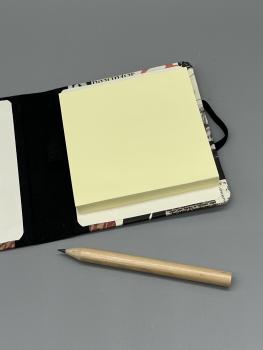 Preview: Haftnotizblock mit Stift Kalligrafie – geöffnete Hülle mit Stiftschlaufe und Stift