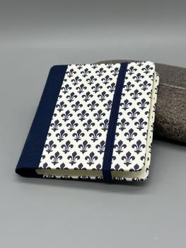 Haftnotizblock mit Stift Lilien – handgebundenes Büchlein mit Lilien-Motiv, Bleistift in Stiftschlaufe, Gummiband