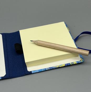 Preview: Haftnotizblock mit Stift Marmor blau – Innenansicht mit Block (100 Blatt gelb) und Mini-Bleistift in Stiftschlaufe