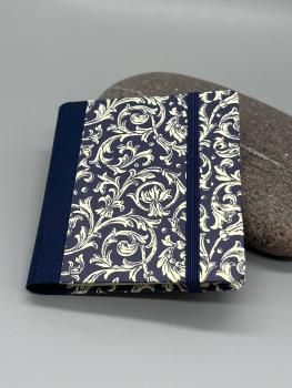 Haftnotizblock mit Stift Wirbel blau – Vorderdeckel mit echtem Carta-Varese-Papier, Wirbel- und Rankenmuster in Blau, dunkelblauer Leinenrücken und Gummiband