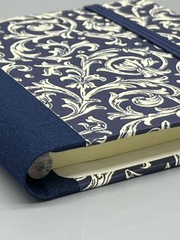 Preview: Detailansicht blauer Leinenrücken - Füllhöhe mit Stift - Haftnotizblock Ranken blau