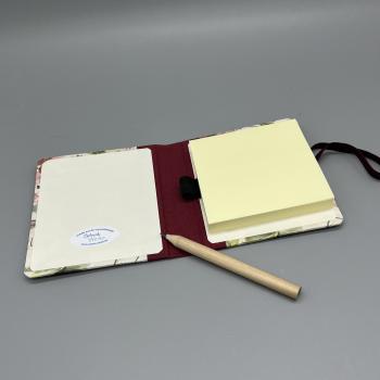 Preview: Haftnotizblock mit Stift Renouveau – Detailansicht Bezugspapier Renouveau mit Goldpulverdruck und Gummiband