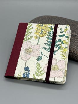 Haftnotizblock mit Stift Sommerblumen – Vorderdeckel mit buntem Blütenmotiv auf Graspapier, weinrotes Buchbinderleinen und Gummiband