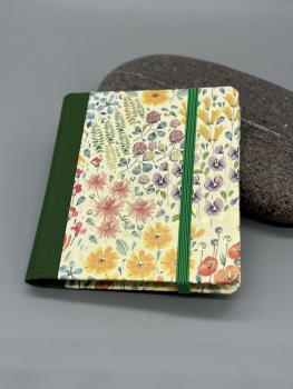 Handgebundener Haftnotizblock mit Stift Tiny Flowers – Frontdeckel mit Blümchen-Motiv, grünes Buchbinderleinen, Gummiband