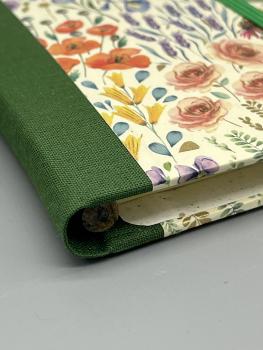 Preview: Detailansicht grüner Leinenrücken - Füllhöhe mit Stift - Haftnotizblock Tiny flowers