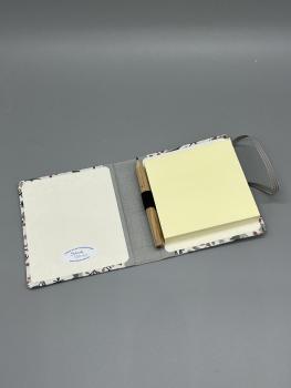Preview: Haftnotizblock mit Stift in Stiftschlaufe neben Zettelblock, graues Leinen