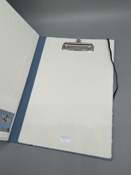 Buchbinderei Mappe Klemmbrett rot Innenseite Klemmvorrichtung Gummiband