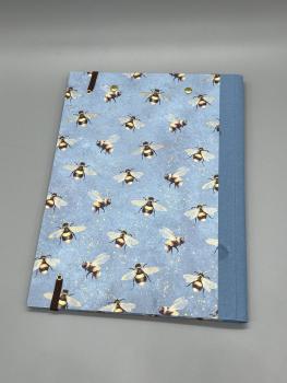 Preview: Klemm-Mappe A5 Bienen – Rückdeckel mit Bienenmotiv auf Blau, hellblauer Leinenrücken