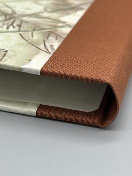 Mappe braun Detail Leinenrücken Füllhöhe
