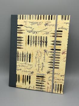 Klemme Mappe A5  Frontdeckel Tuschfedern Unterschriften beige grau