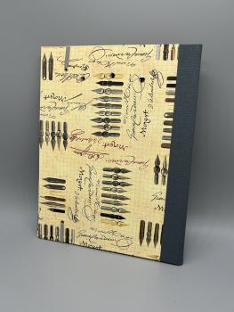 Preview: Klemme Mappe A5  Rückdeckel Tuschfedern Unterschriften beige grau