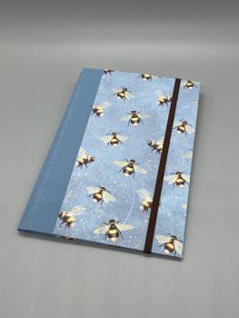 Handgebundene Klemm-Mappe A6 Bienen – Frontdeckel mit Bienenmotiv und Golddruck, Gummikordel