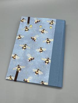 Preview: Rückseite der handgebundenen Klemm-Mappe A6 Bienen – Bienenmotiv auf Blau, hellblauer Leinenrücken