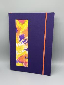 Notizbuch A4 Ganzband Marmorfenster lila – Vorderdeckel mit lilafarbenem Leinenbezug und selbst marmoriertem Papier in Fenster-Einlage, Gummiband
