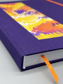 Preview: Notizbuch A4 Ganzband Marmorfenster lila – Detailansicht lila Leinenbezug mit Lesebändchen und Kapitalband