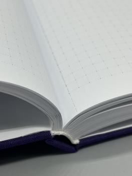 Preview: Notizbuch A4 Ganzband Marmorfenster lila – Detailansicht hochweise Seiten mit 5mm-Punktraster und Mikroperforation