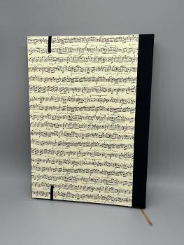 Notizbuch A4 Partitur – Rückendeckel mit Notenmotiv und schwarzem Leinenrücken, Gesamtansicht