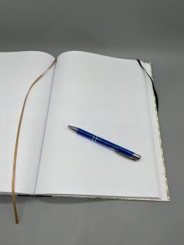 Preview: Notizbuch A4 Partitur – offen liegendes Buch mit punktkarierten Seiten und Lesebändchen