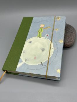 Notizbuch 17×12 cm Kleiner Prinz – Vorderdeckel mit Le Petit Prince-Motiv von Kartos, grüner Leinenrücken und Gummiband
